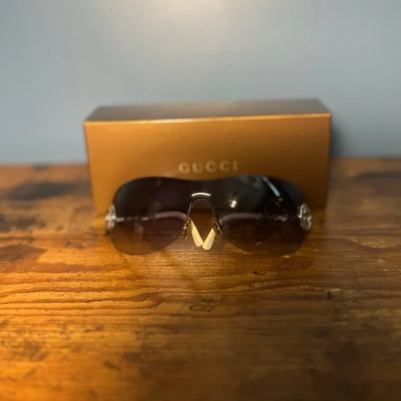 Gucci Vintage Interlocking Logo Sunglasses With Box display picture 3